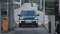 Система распознавания номеров на КПП: камера считала госномер въезжающего автомобиля, на панели — время, точка проезда и разрешённый доступ